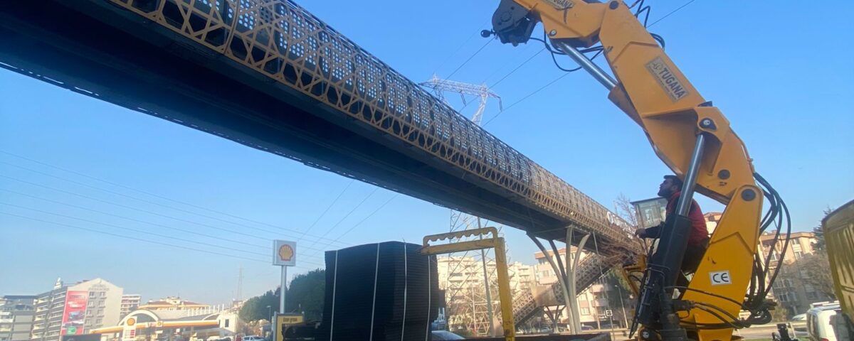 Projenizi rahatça yönetmek ve uygun fiyatlarla avantajlı çözümlerden faydalanmak için vinç kiralama seçeneğimizle hemen iletişime geçin!