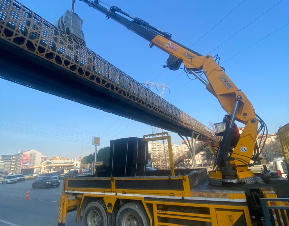 Projenizi rahatça yönetmek ve uygun fiyatlarla avantajlı çözümlerden faydalanmak için vinç kiralama seçeneğimizle hemen iletişime geçin!