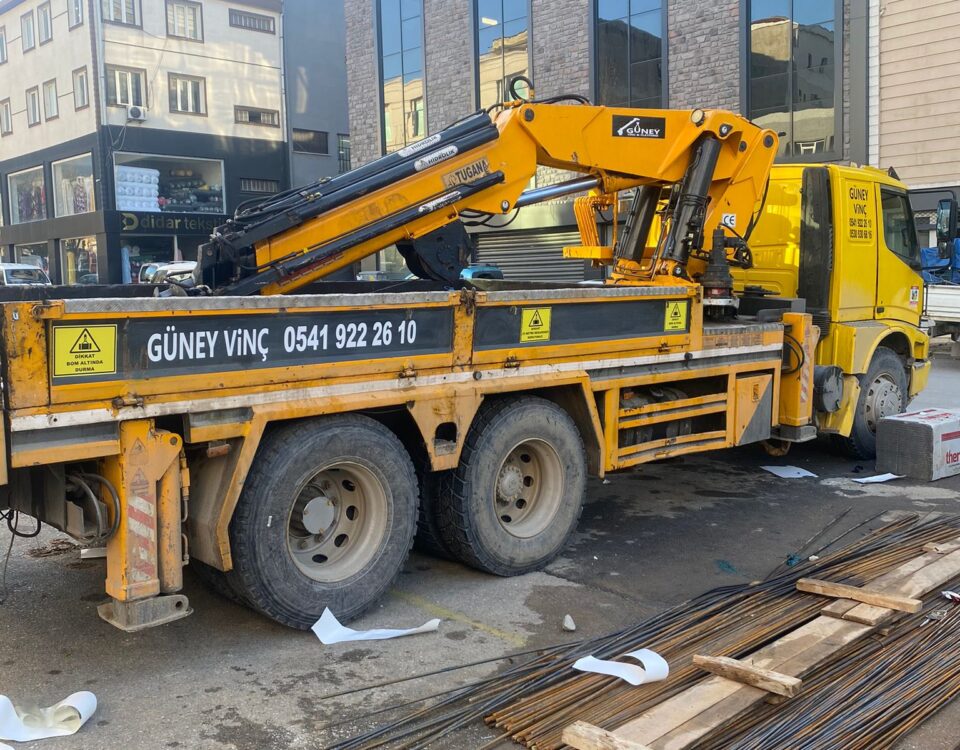 Projenizi rahatça yönetmek ve uygun fiyatlarla avantajlı çözümlerden faydalanmak için vinç kiralama seçeneğimizle hemen iletişime geçin!