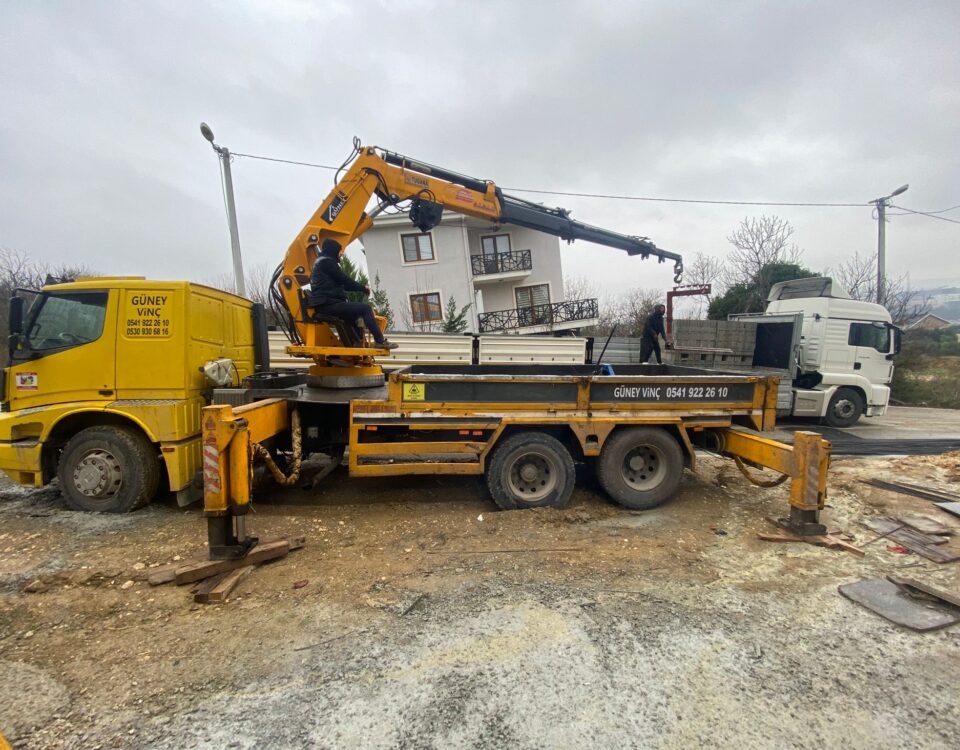 Projenizi rahatça yönetmek ve uygun fiyatlarla avantajlı çözümlerden faydalanmak için vinç kiralama seçeneğimizle hemen iletişime geçin!